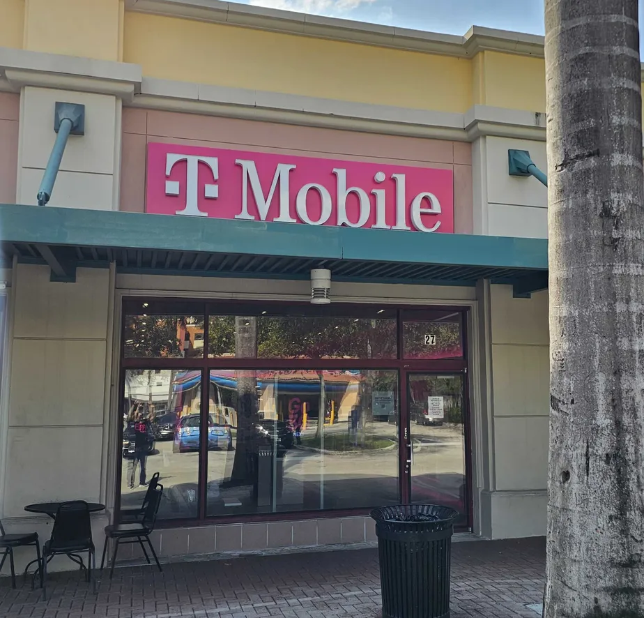 Exterior photo of T-Mobile Store at Palm Court Pavilion, Ft Lauderdale, FL 