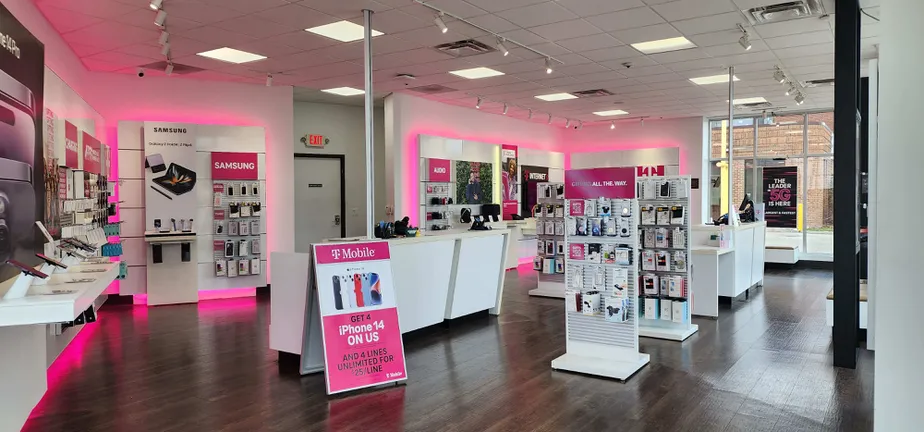 Foto del interior de la tienda T-Mobile en Woodward Ave & West Blvd, Berkley, MI