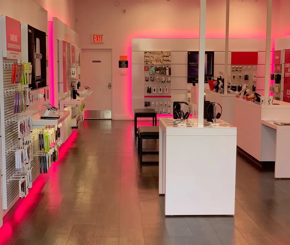 Foto del interior de la tienda T-Mobile en W Genesee St & Beverly Dr, Syracuse, NY