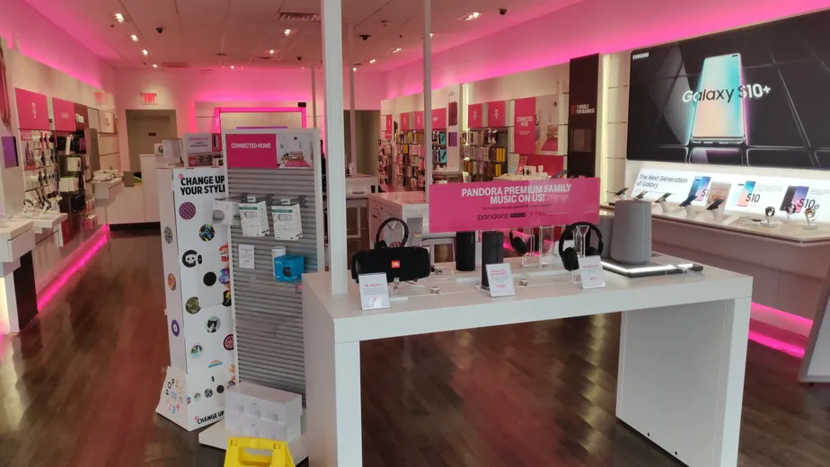  Interior photo of T-Mobile Store at Rt 59 & Irving Park Rd, Streamwood, IL 