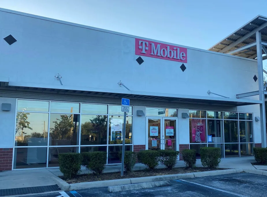 Exterior photo of T-Mobile store at Roper Blvd & S Hwy 27, Clermont, FL