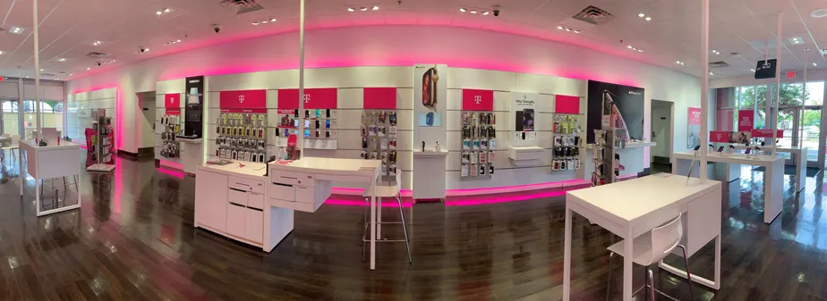 Foto del interior de la tienda T-Mobile en Ridge Ave & Lyceum Ave, Philadelphia, PA