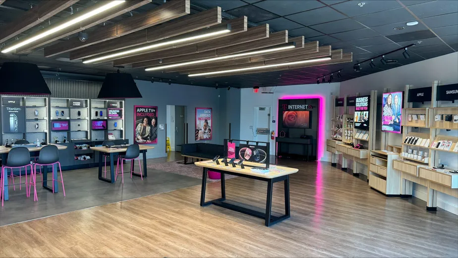 Foto del interior de la tienda T-Mobile en Newbury Park Village, Thousand Oaks, CA
