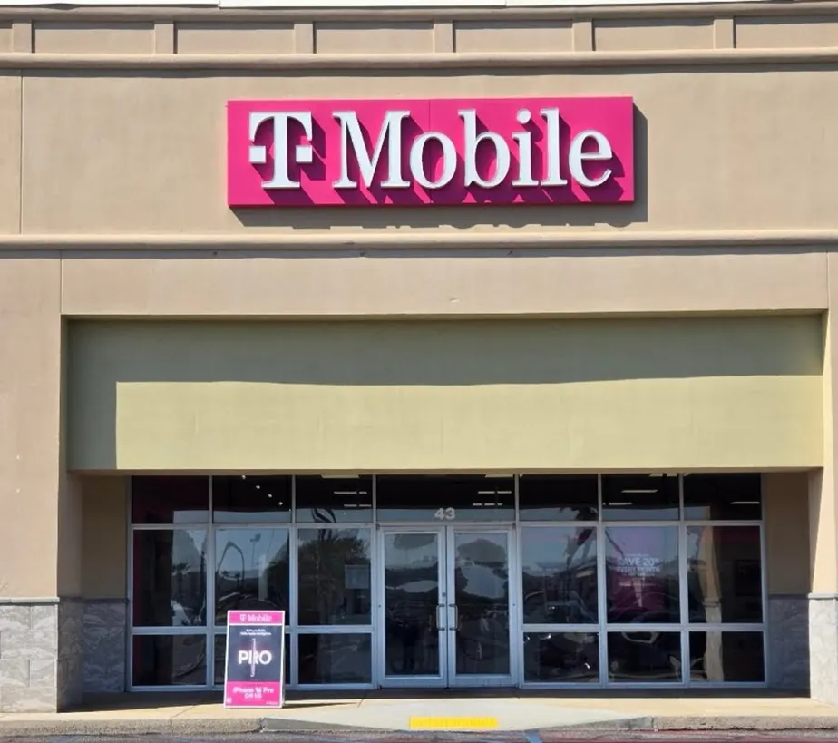  Exterior photo of T-Mobile Store at Beach Blvd & Eisenhower Dr, Biloxi, MS 