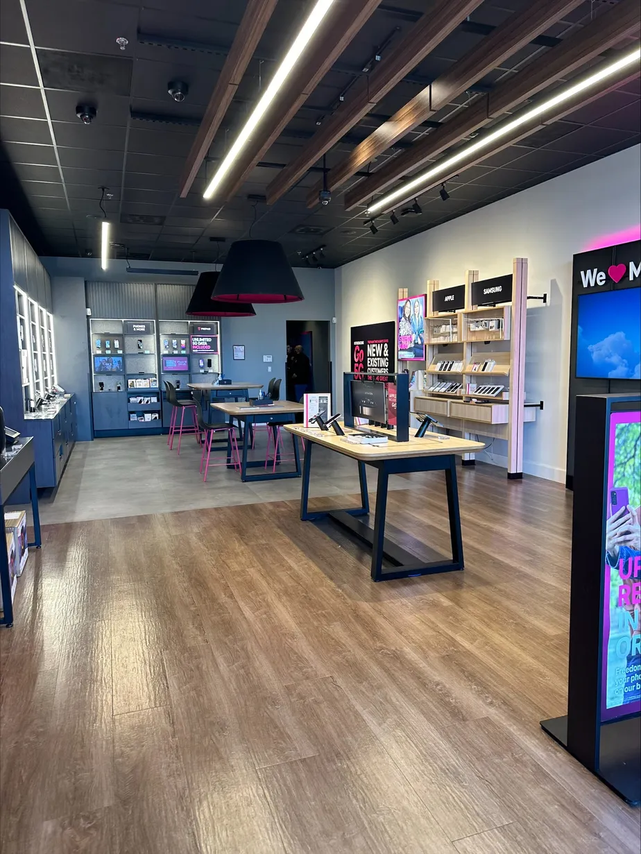 Foto del interior de la tienda T-Mobile en Shoppes at Bowie Town Center, Bowie, MD