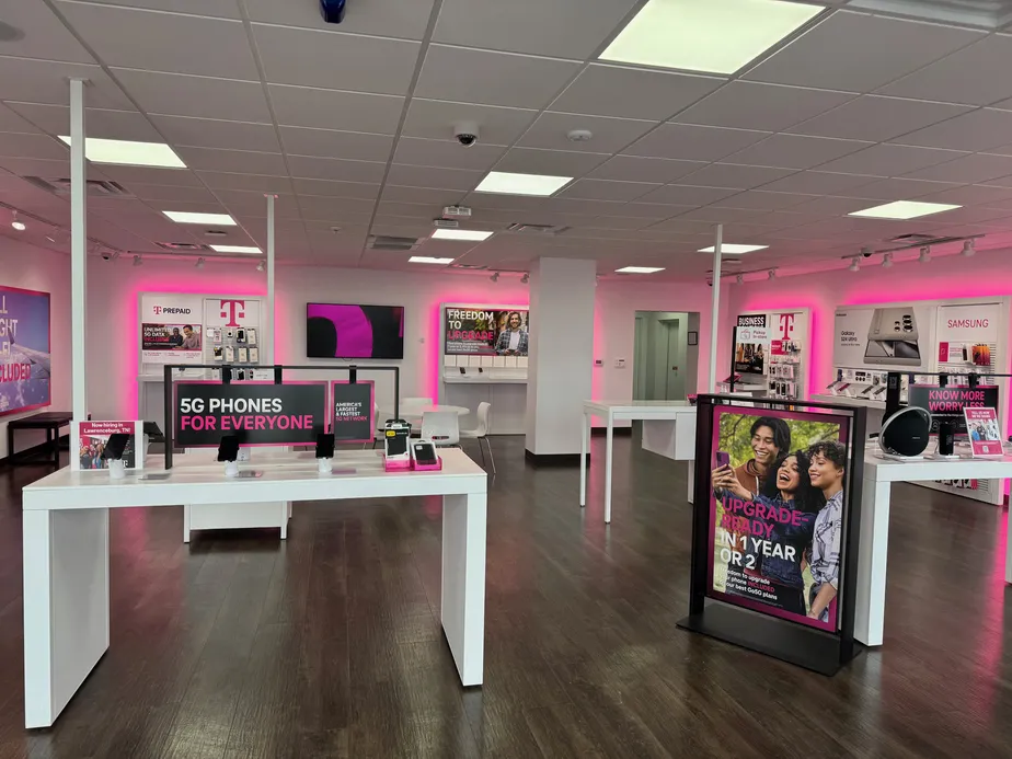 Foto del interior de la tienda T-Mobile en N Locust Ave & Helton Dr, Lawrenceburg, TN
