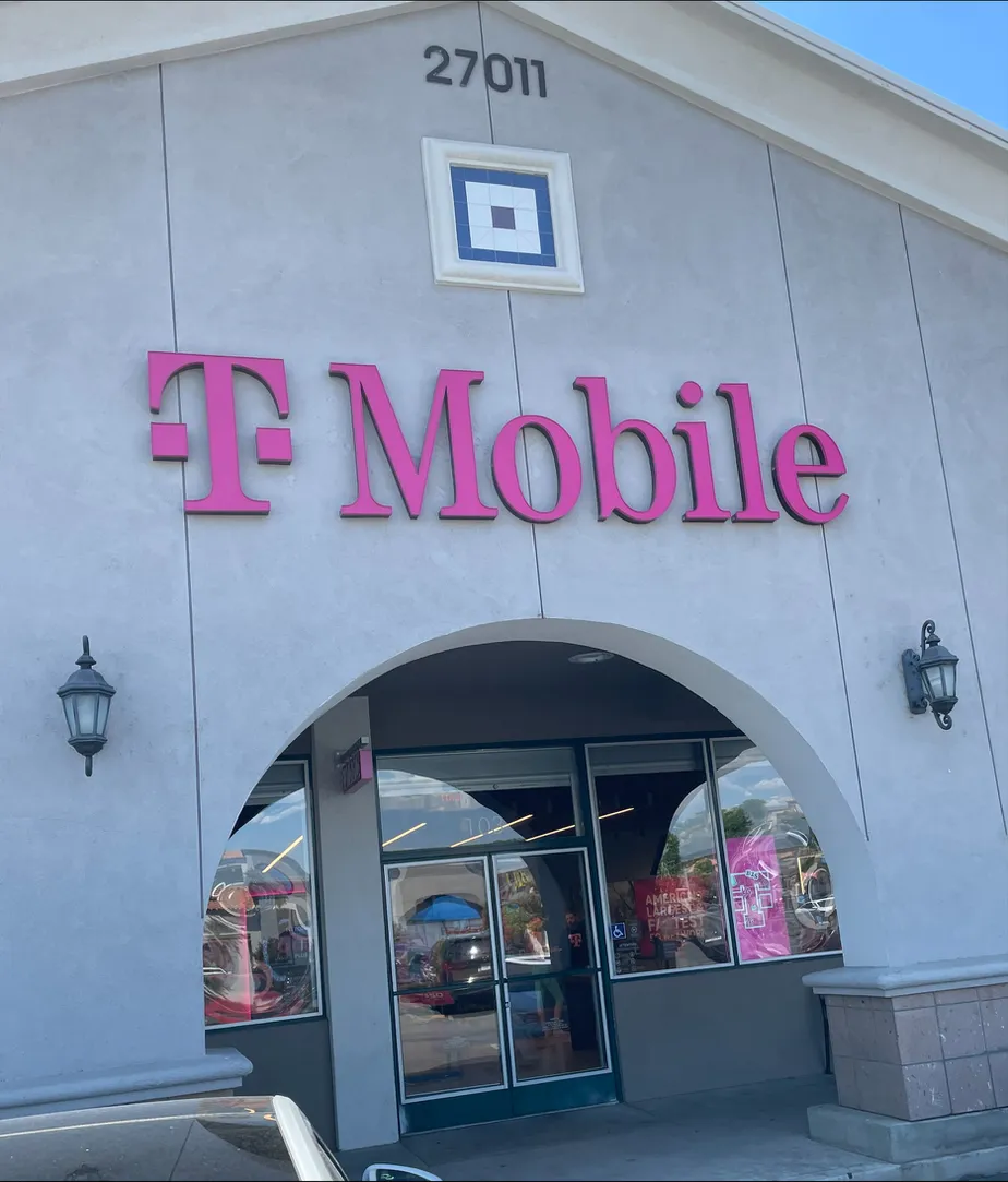 Foto del exterior de la tienda T-Mobile en Mcbean Pkwy & Magic Mtn Pkwy, Valencia, CA