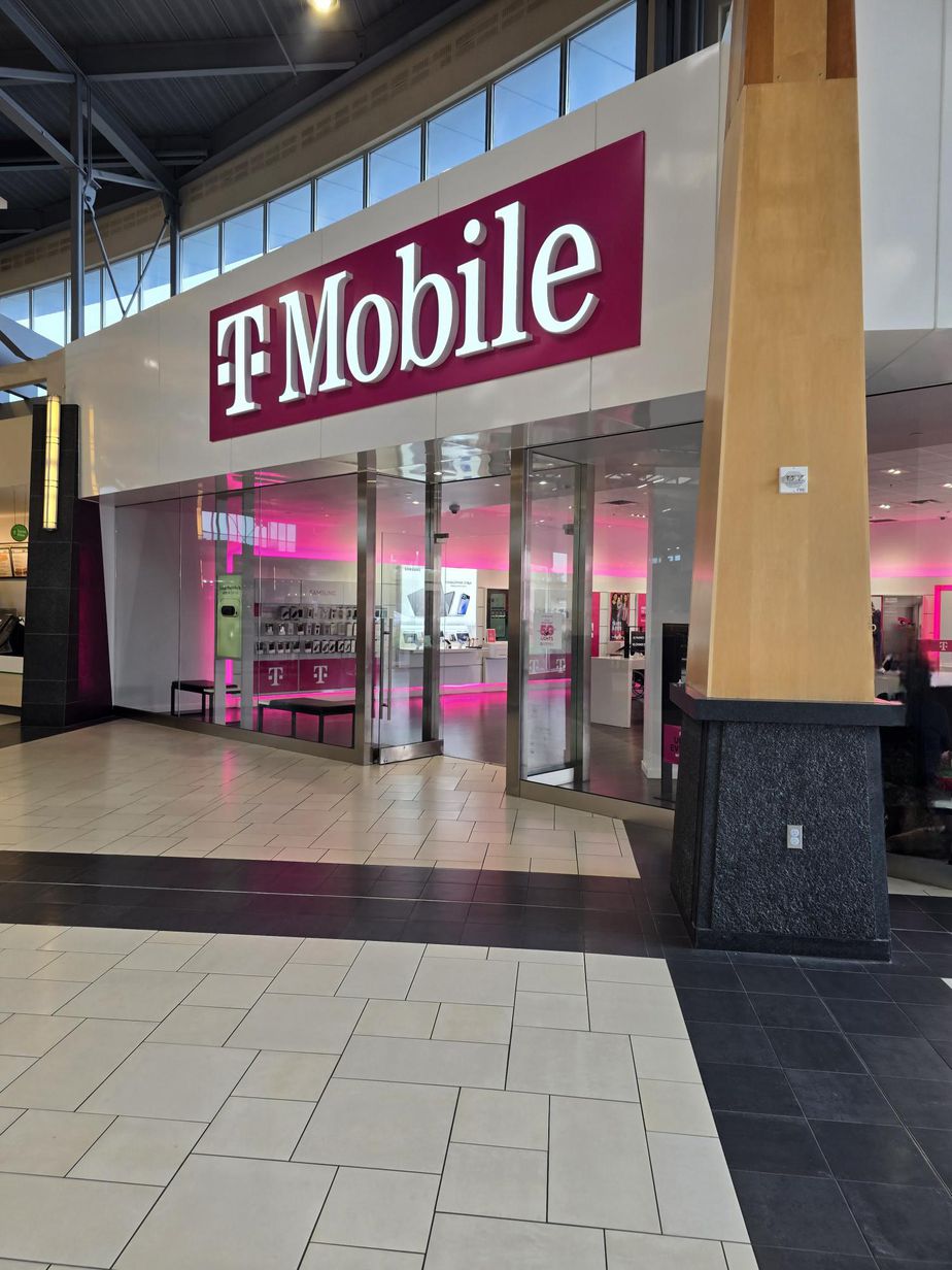 Exterior photo of T-Mobile Store at Crossroads Center, Saint Cloud, MN