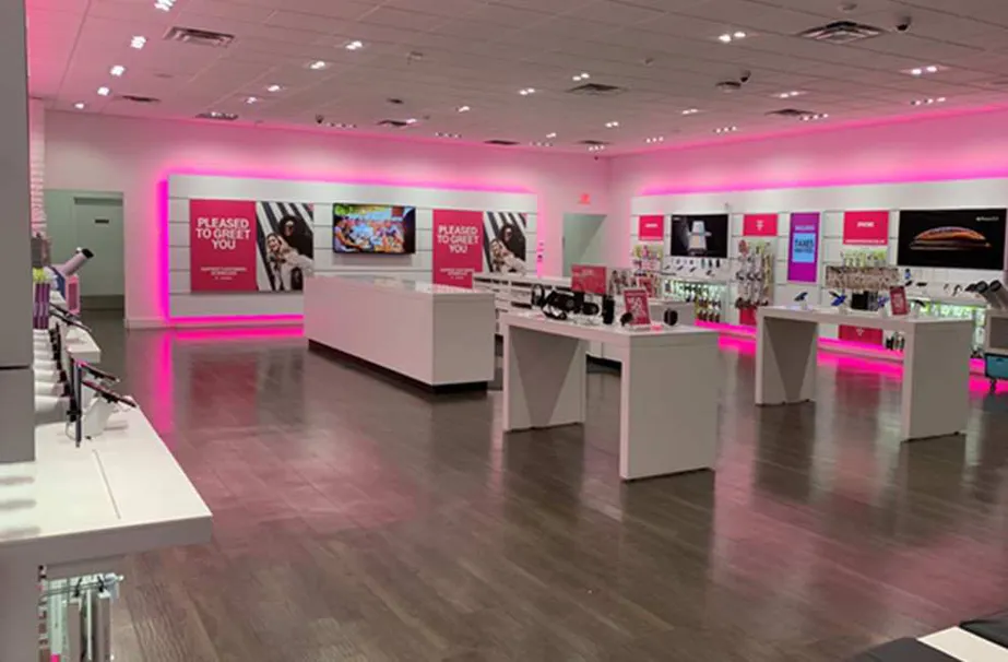 Foto del interior de la tienda T-Mobile en S Dixie Hwy & SW 145th Ave, Naranja, FL