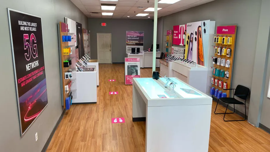 Foto del interior de la tienda T-Mobile en N Rt 73 & Minck Ave, West Berlin, NJ