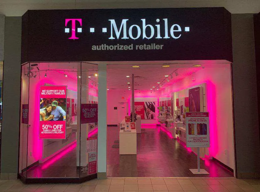 Foto del exterior de la tienda T-Mobile en Bay Park Square Mall, Green Bay, WI