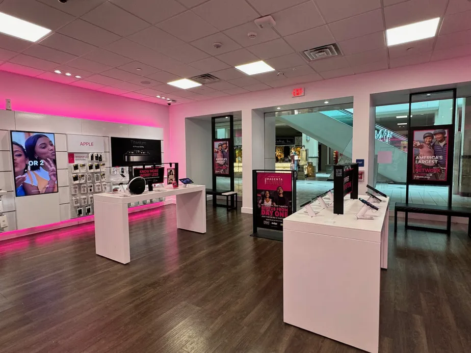 Foto del interior de la tienda T-Mobile en Emerald Square, North Attleboro, MA