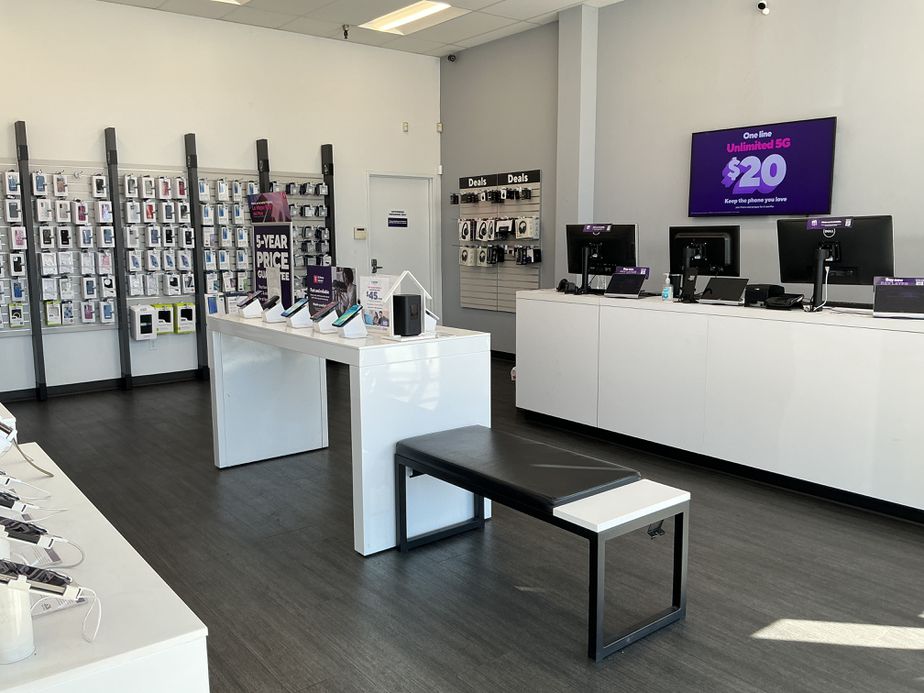 Metro by T-Mobile 1114 N Vermont Ave - 1114 N Vermont Ave 