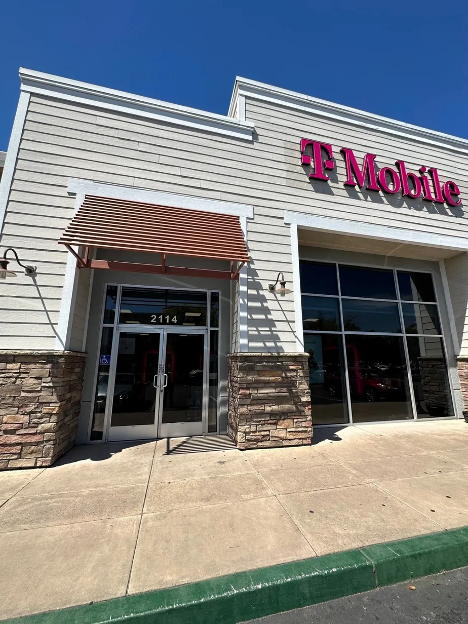  Exterior photo of T-Mobile Store at Grant Line Rd - Chili's Center, Tracy, CA 