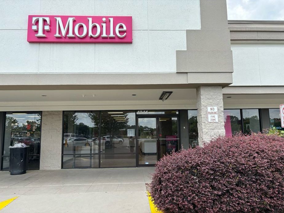 Exterior photo of T-Mobile Store at N Brightleaf Blvd & Pinecrest St, Smithfield, NC