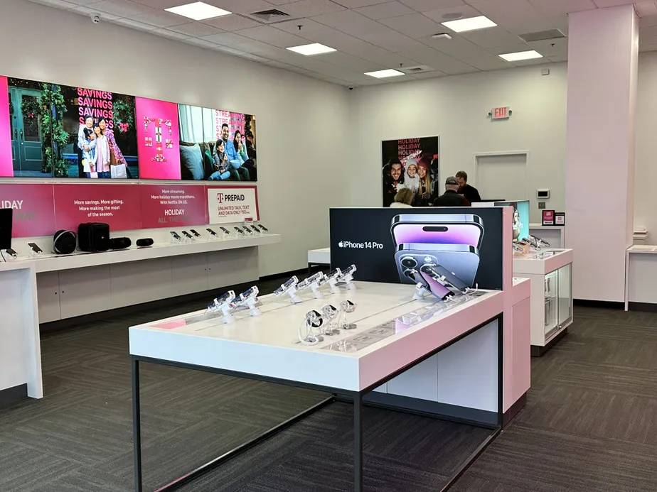 Foto del interior de la tienda T-Mobile en The Loop, Methuen, MA