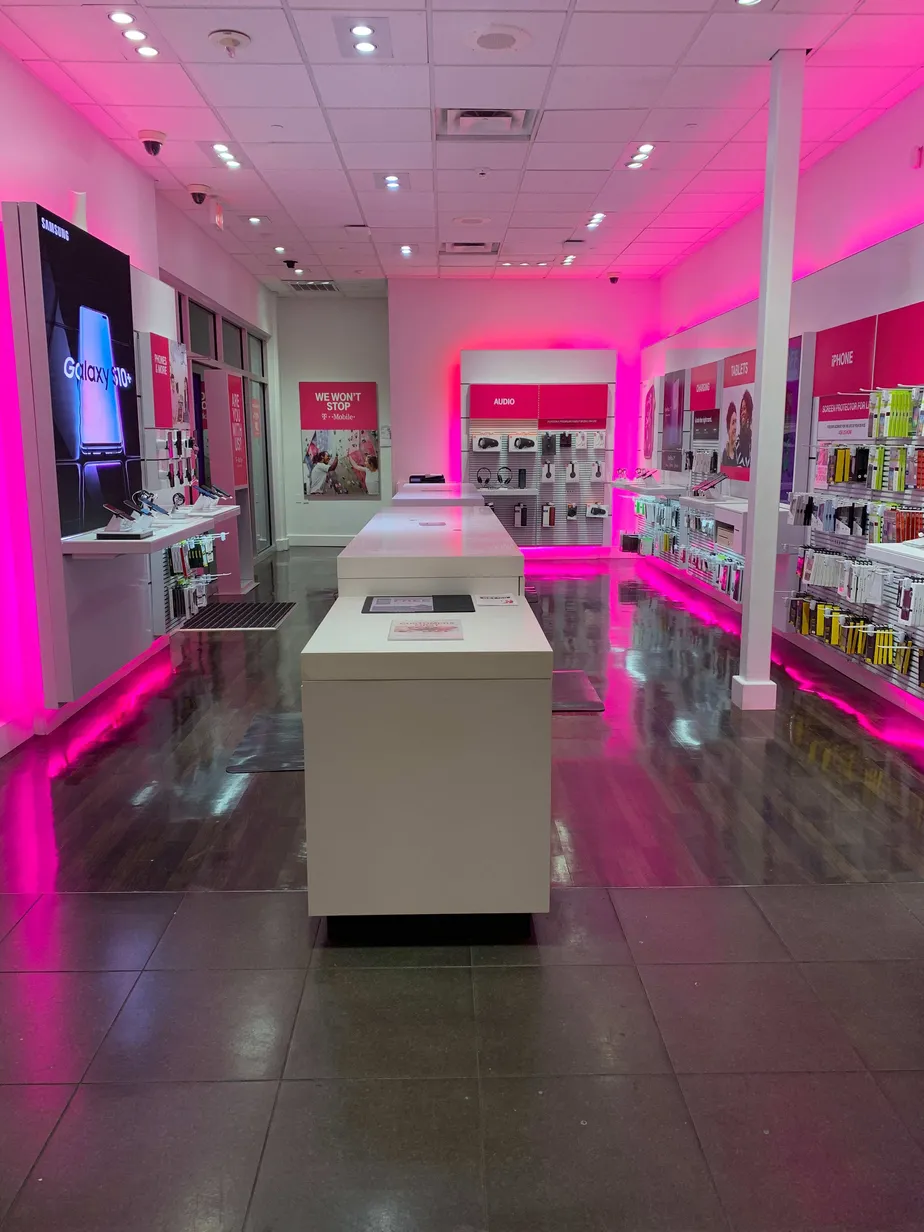 Foto del interior de la tienda T-Mobile en Oakwood Shopping Center 2, Gretna, LA