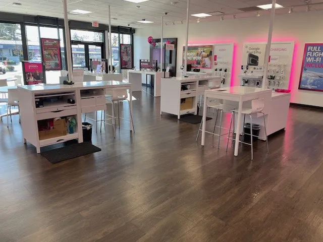 Foto del interior de la tienda T-Mobile en Bridge St & N Palora Ave, Yuba City, CA