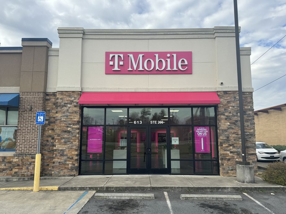 Exterior photo of T-Mobile Store at Hwy 53 & Richardson Rd SE, Calhoun, GA