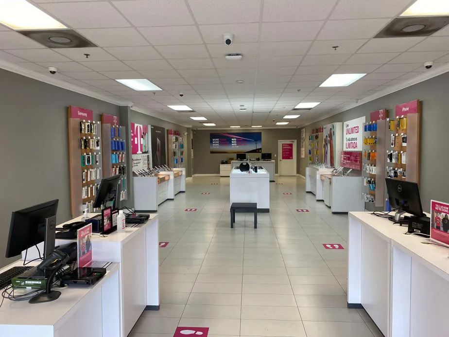 Foto del interior de la tienda T-Mobile en Shoppes Of Brickell Village, Miami, FL