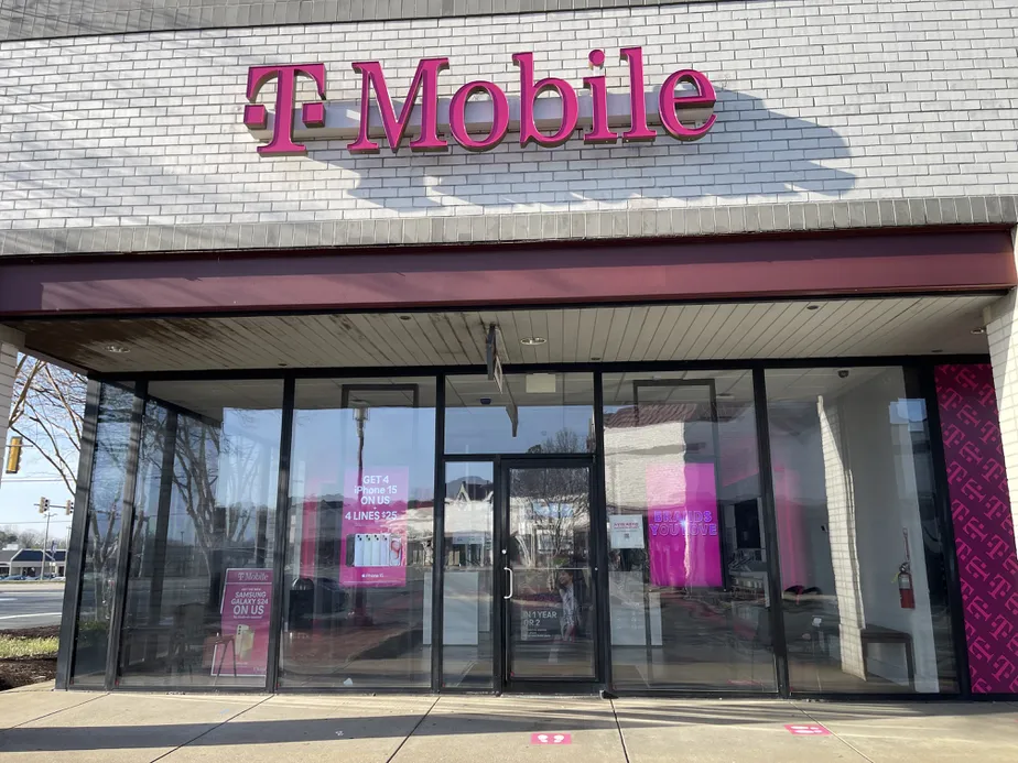  Exterior photo of T-Mobile Store at Midlothian & Moorefield Park, Richmond, VA 