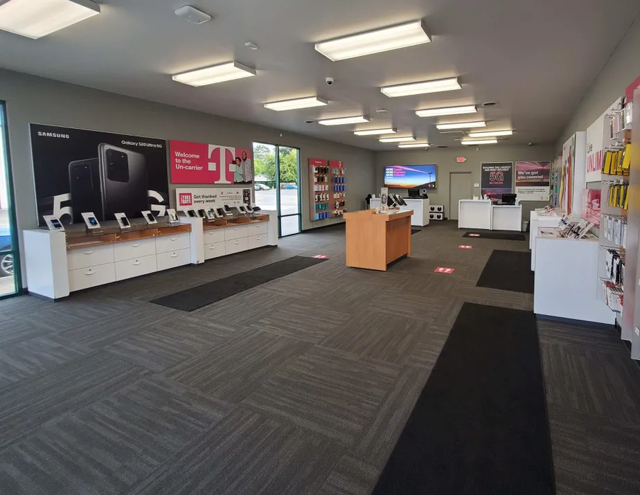 Foto del interior de la tienda T-Mobile en S US Hwy 131 & Super 8 Way, Three Rivers, MI