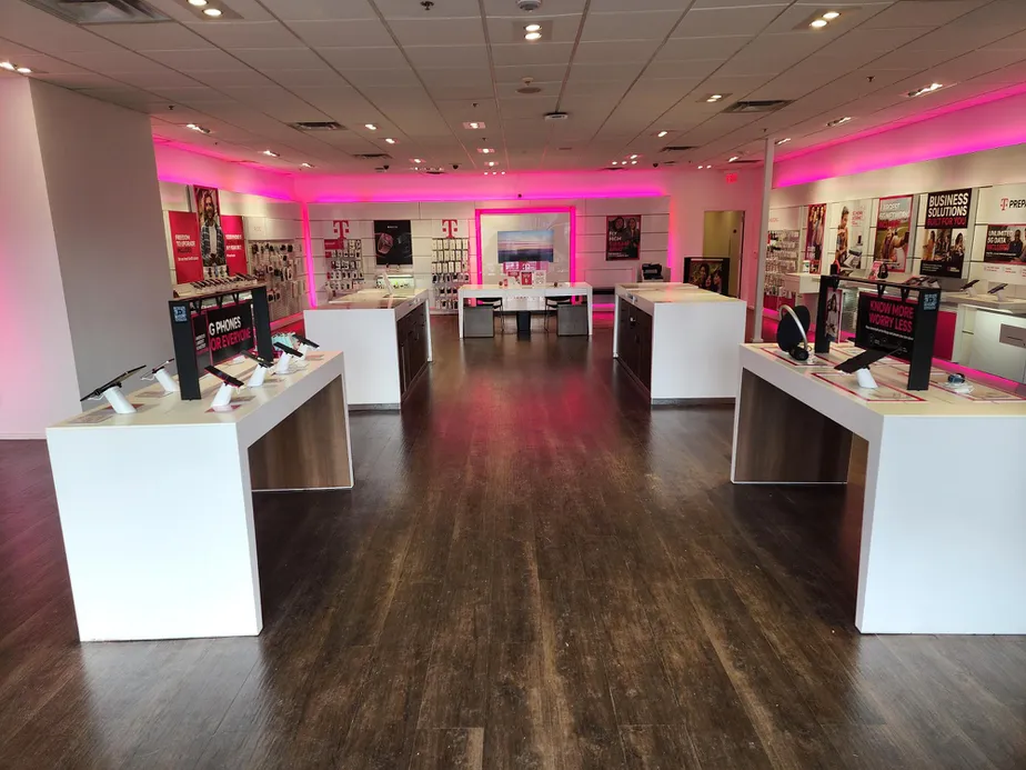 Foto del interior de la tienda T-Mobile en Bolger Square, Independence, MO