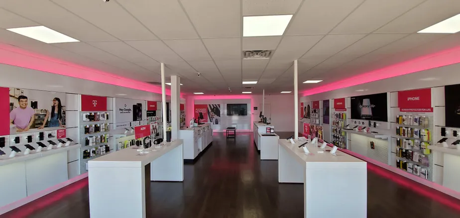 Foto del interior de la tienda T-Mobile en S Jefferson Ave & E Ferguson 2, Mount Pleasant, TX