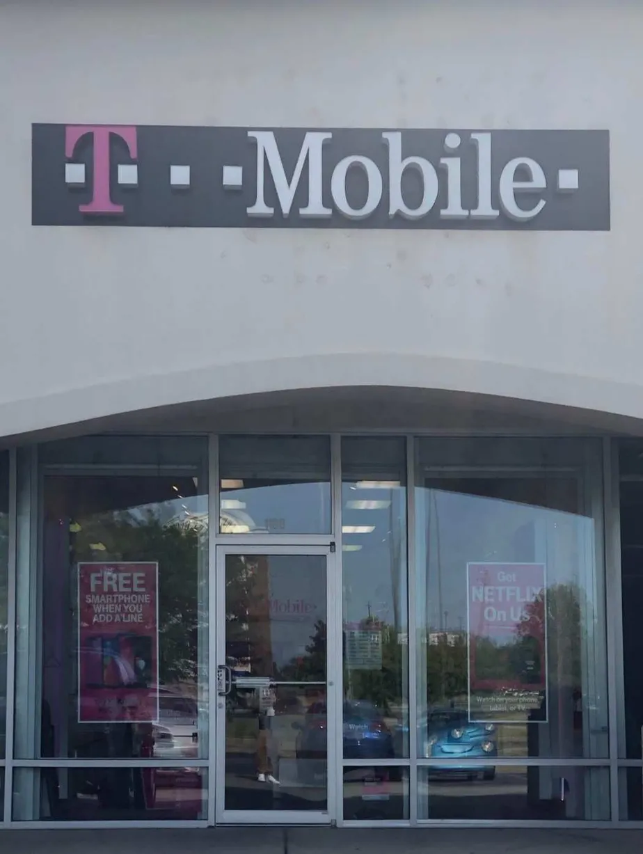 Foto del exterior de la tienda T-Mobile en Pendleton Pike & Sunnyside Drive, Indianapolis, IN