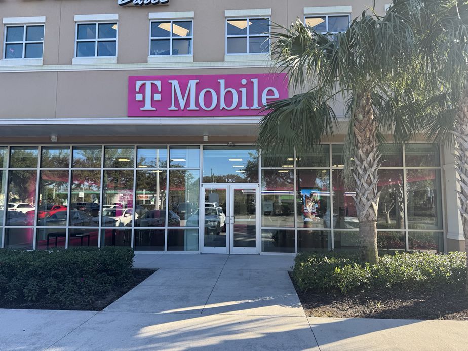 Exterior photo of T-Mobile Store at Marketplace at Altamonte, Altamonte Springs, FL