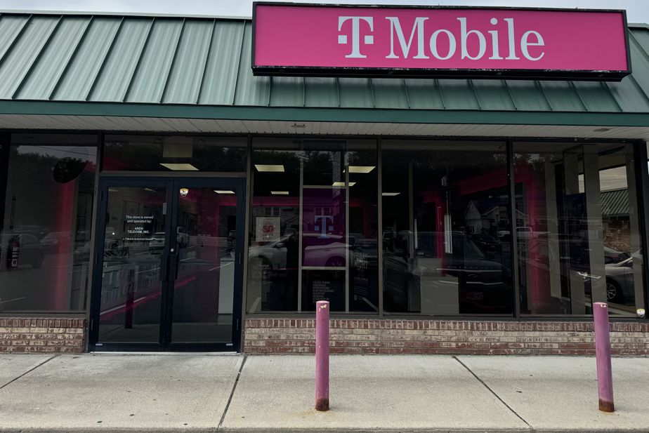 Exterior photo of T-Mobile Store at Brookside Av & Summerville Way, Chester, NY