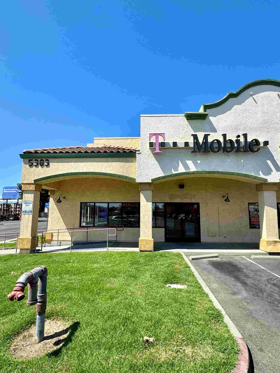 Exterior photo of T-Mobile Store at Franklin Blvd & Fruitridge Rd, Sacramento, CA