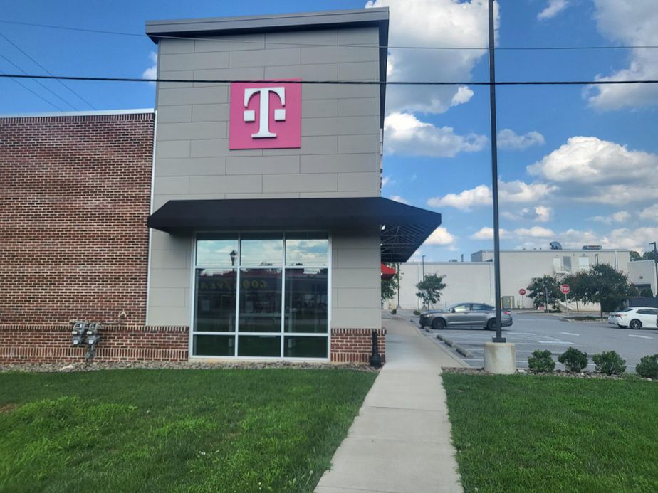 Exterior photo of T-Mobile Store at E Market St & Memory Ln, York, PA