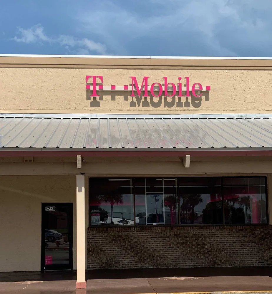 Exterior photo of T-Mobile store at Us-441 & 32nd Ct, Okeechobee, FL