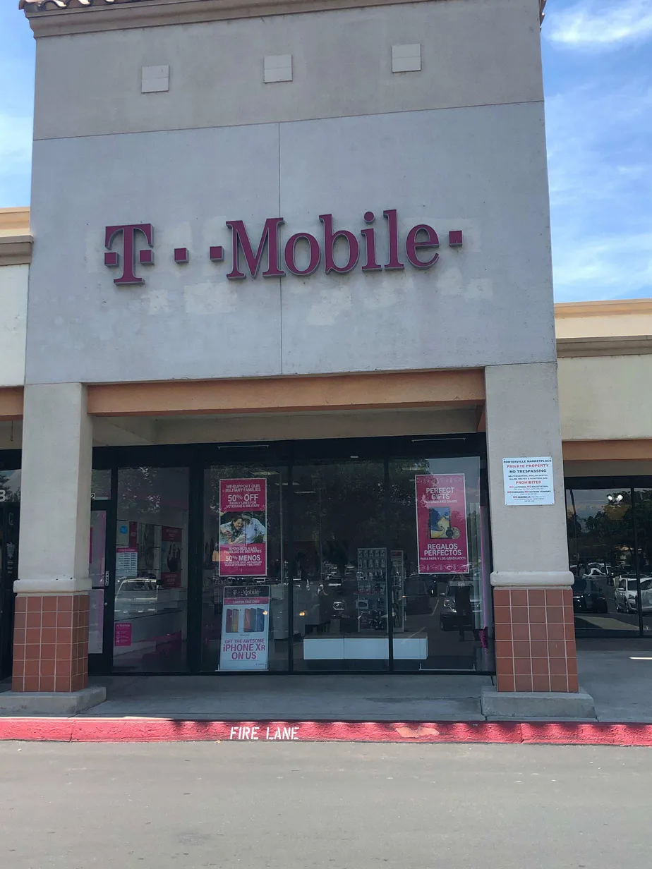 Foto del exterior de la tienda T-Mobile en Henderson & Newcomb, Porterville, CA