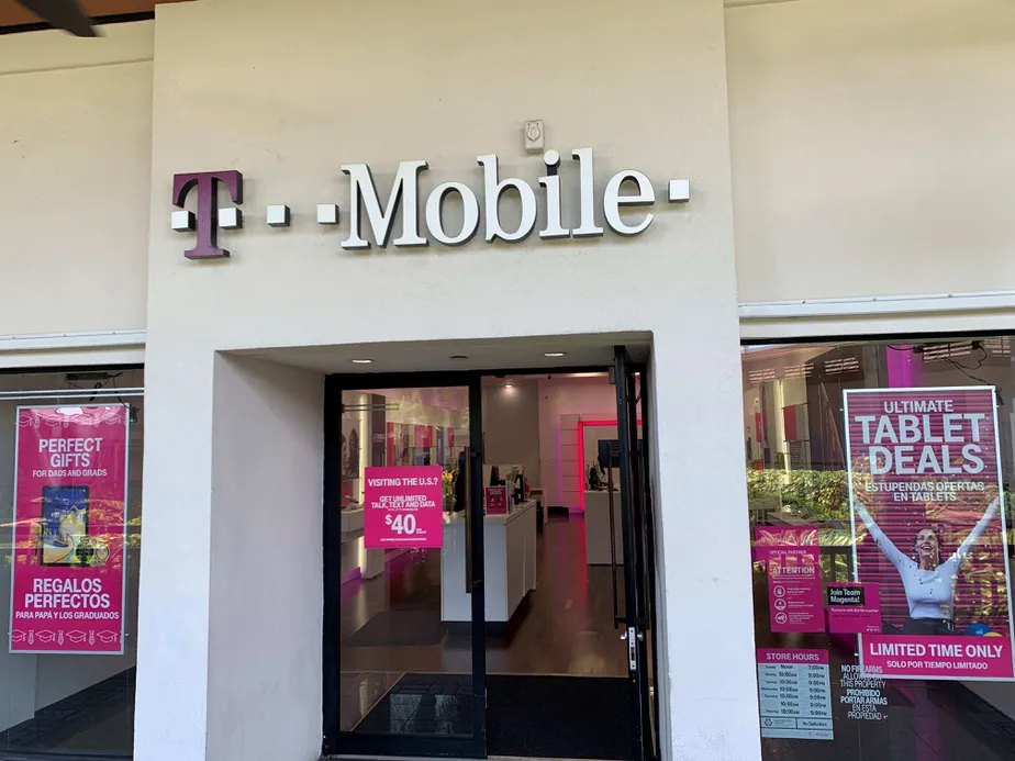 Foto del exterior de la tienda T-Mobile en The Falls Mall, Miami, FL