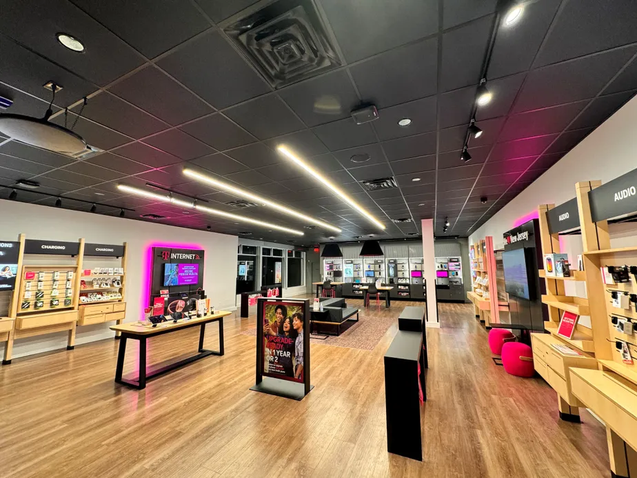 Foto del interior de la tienda T-Mobile en Route 440 & New Hook Rd, Bayonne, NJ