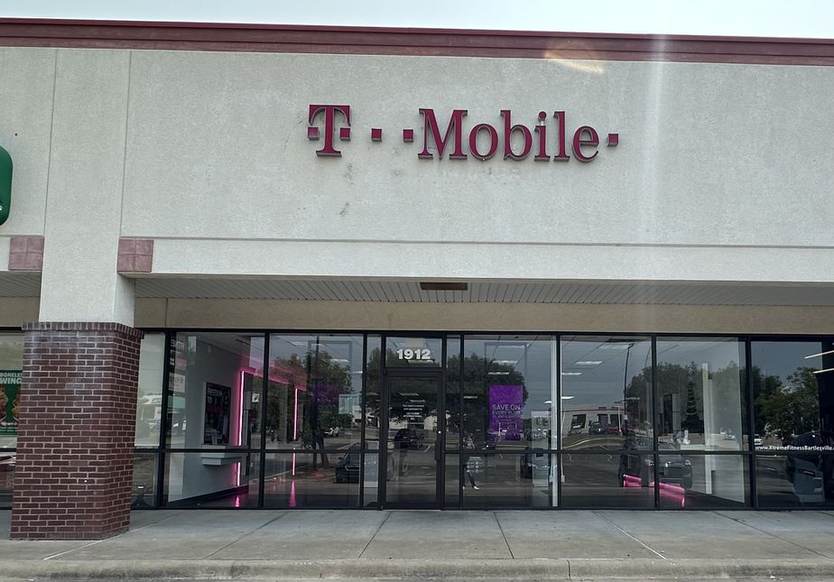 Exterior photo of T-Mobile Store at SE Washington Blvd & Stonewall Dr, Bartlesville, OK
