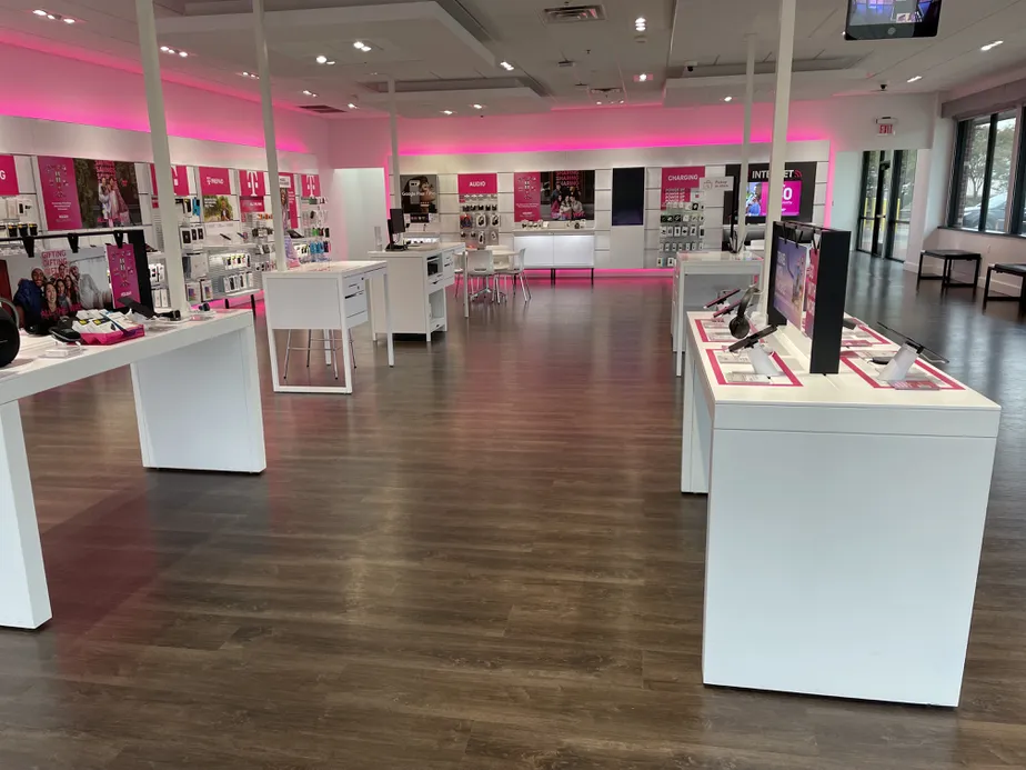 Foto del interior de la tienda T-Mobile en McKinney Towne Crossing, Mckinney, TX