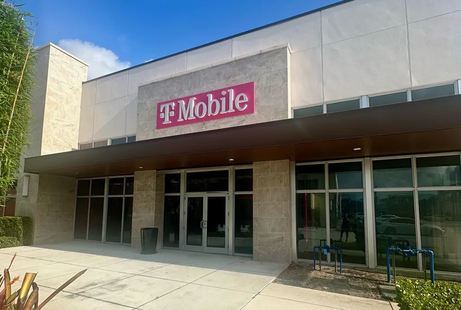  Exterior photo of T-Mobile Store at Pines Blvd & Palm Ave, Pembroke Pines, FL 