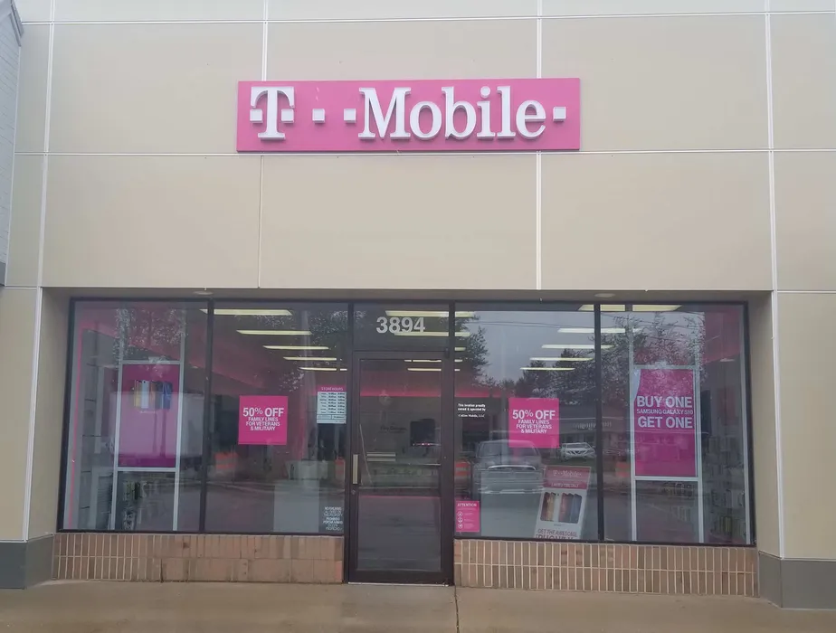  Exterior photo of T-Mobile store at Lake Michigan Dr Nw & Manzana Dr, Walker, MI 