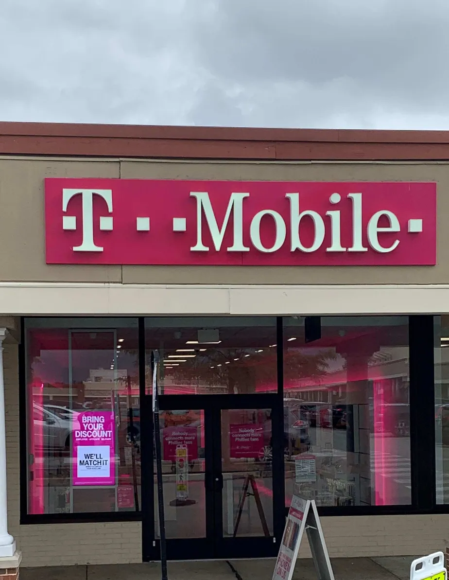 Foto del exterior de la tienda T-Mobile en Sproul Rd & Lawrence Rd, Broomall, PA
