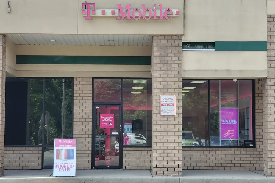 Exterior photo of T-Mobile store at Atlantic City Blvd & Korman Rd, Bayville, NJ