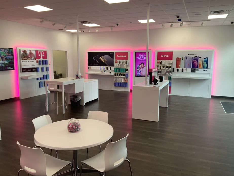 Foto del interior de la tienda T-Mobile en 6th St & 22nd Ave, Brookings, SD