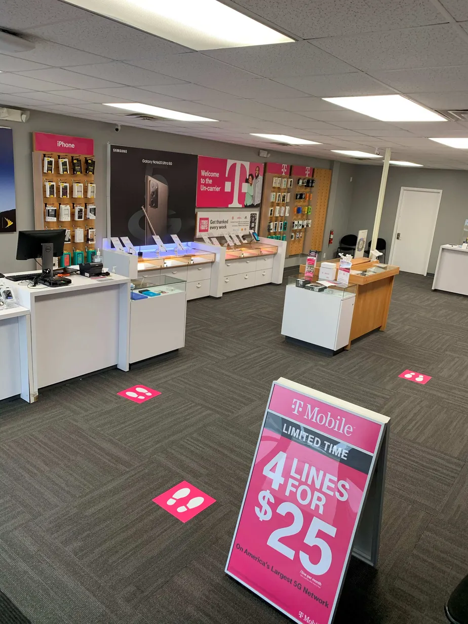 Foto del interior de la tienda T-Mobile en W Main St & Ridgeview Dr, Lowell, MI