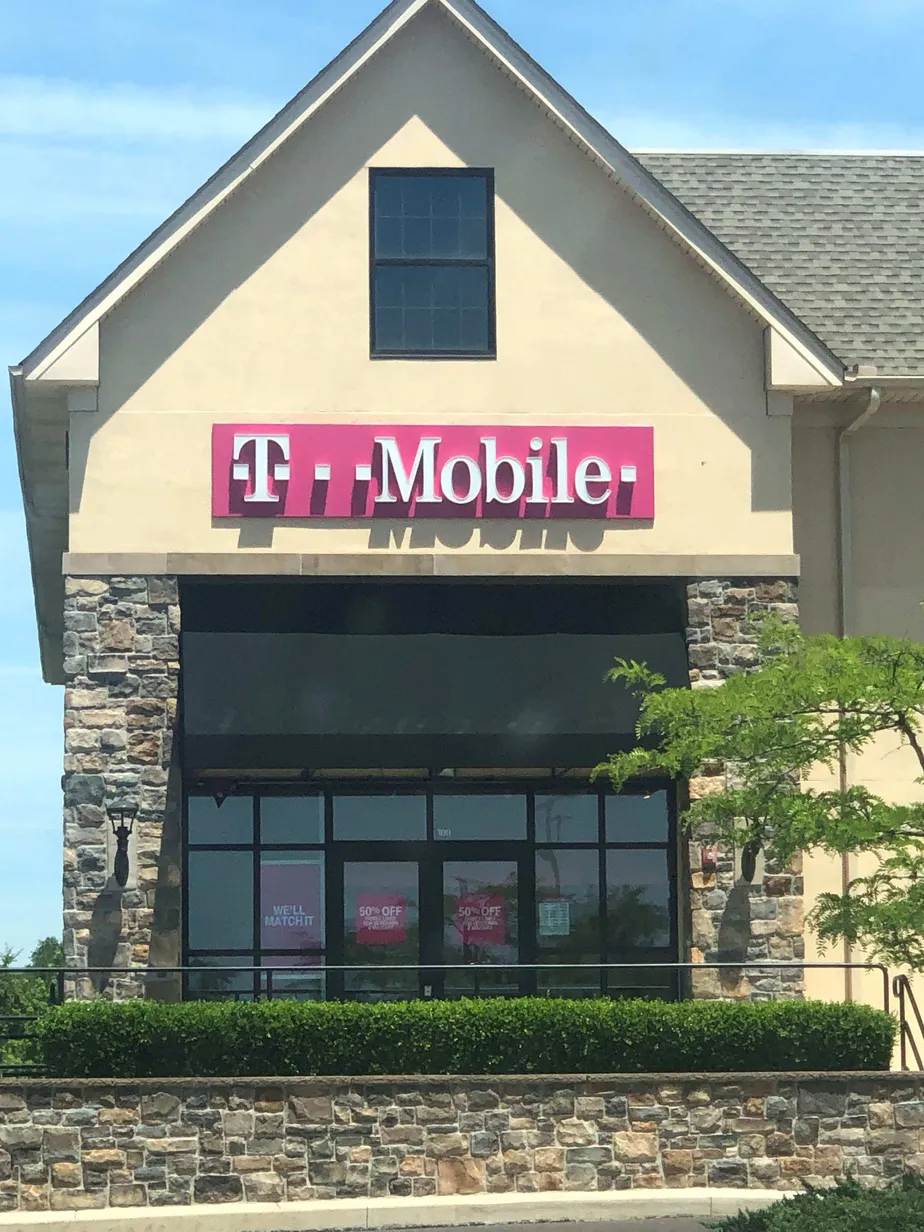 Foto del exterior de la tienda T-Mobile en Forty Foot Rd & Clemens Rd, Hatfield, PA