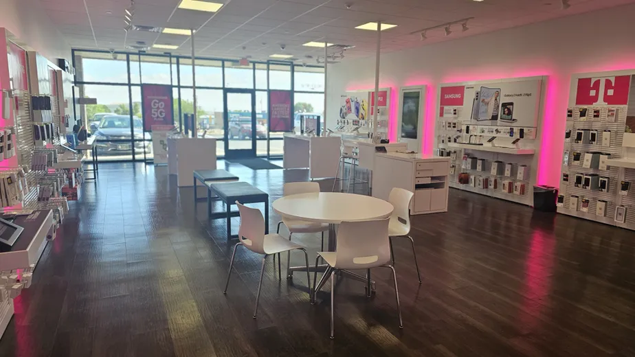 Foto del interior de la tienda T-Mobile en US 66 & Edgewood, Edgewood, NM