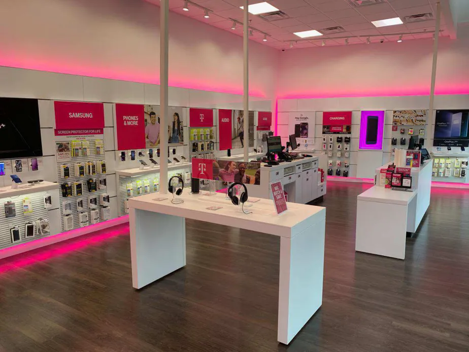 Foto del interior de la tienda T-Mobile en Trapelo Road & Lexington Street, Waltham, MA