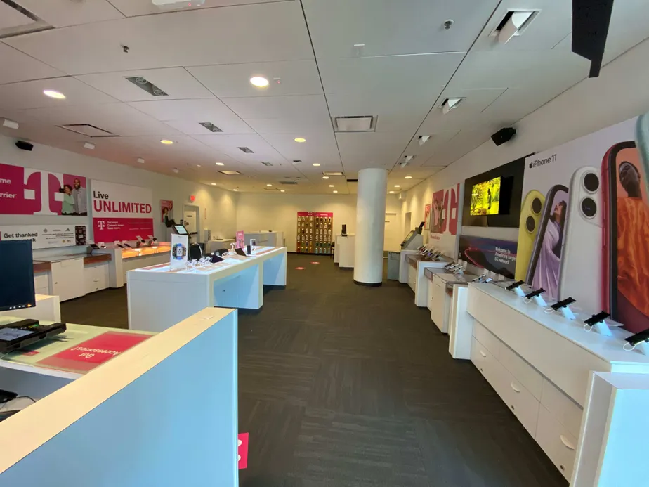 Foto del interior de la tienda T-Mobile en Meadowood Mall 3, Reno, NV