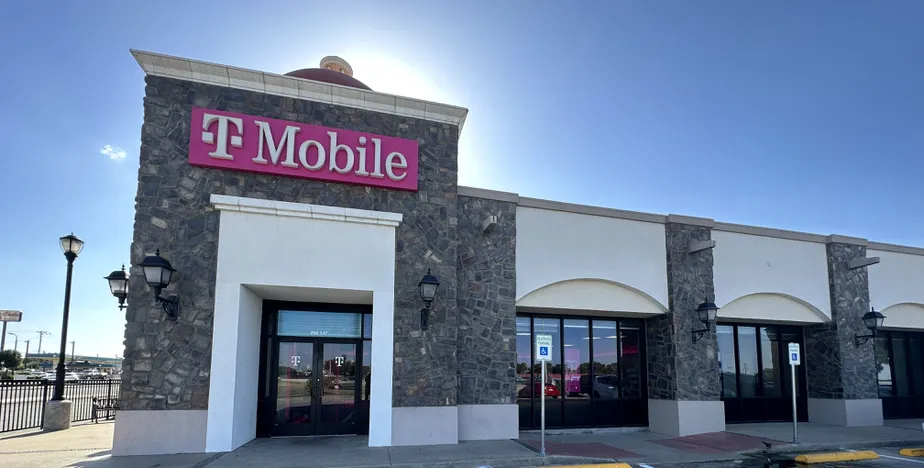 Exterior photo of T-Mobile Store at Ih-35 & Seminary Drive, Fort Worth, TX